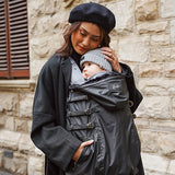 maman portant bébé dans son porte-bébé rookie protégé par sa cape d'hiver chaude et imperméable
