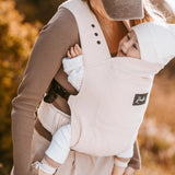 Maman en extérieur avec son porte-bébé physiologique Rookie Premium Beige
