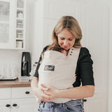 Maman avec son porte-bébé physiologique Rookie Premium Beige