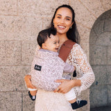 Maman en extérieur avec son porte-bébé physiologique Rookie Revolution Leopard