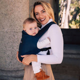 Maman en extérieur avec son porte-bébé physiologique Rookie Premium Bleu Marine