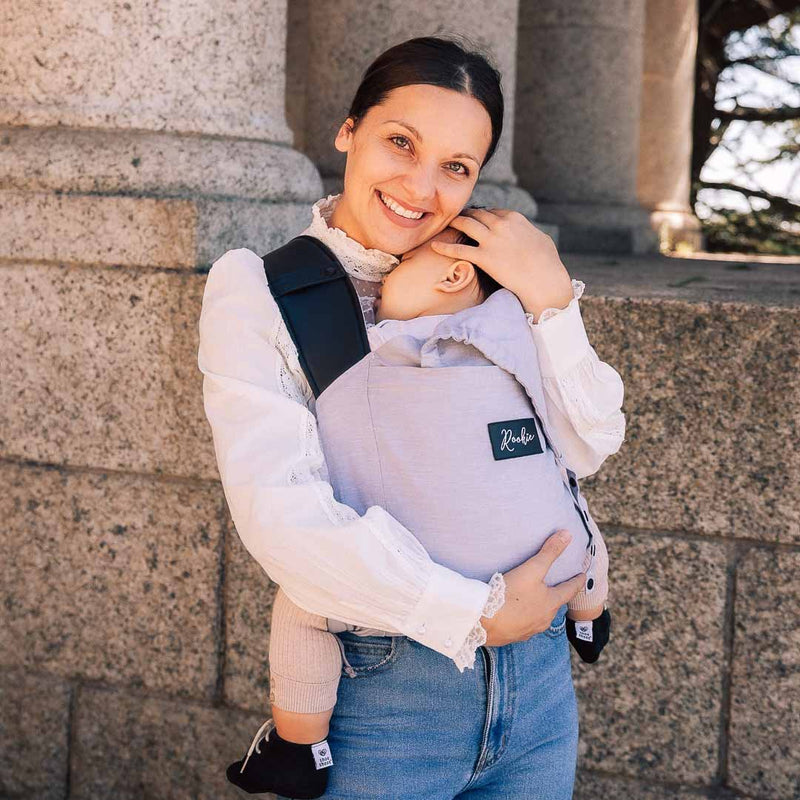Maman avec son porte-bébé pratique Rookie Revolution en portage ventral