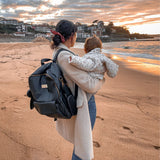 Maman portant bébé avec son sac à langer ROOKIE