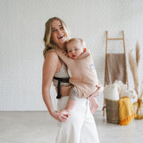 Maman de profil avec son joli porte-bébé physio en coton et lin bio Rookie Premium  Latte