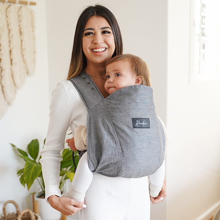 Vue de Face maman portant bébé dans son porte-bébé physiologique Rookie Konnekt Gris clair