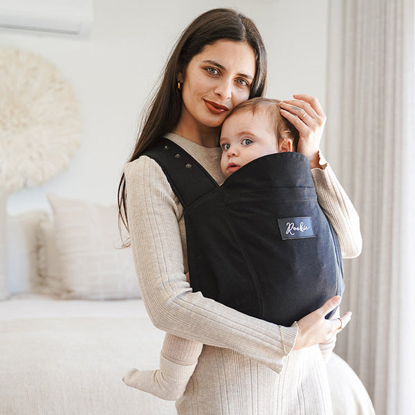 Vue de Face maman portant bébé dans son porte-bébé physiologique Rookie Konnekt Noir