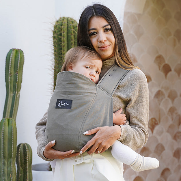 Vue de Face maman portant bébé dans son porte-bébé physiologique Rookie Konnekt Gris chiné