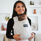 Vue de Face maman portant bébé dans son porte-bébé physiologique Rookie Konnekt Beige