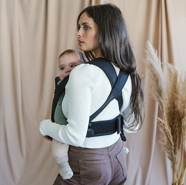 Vue de dos du porte-bébé physiologique pour nouveau-né en mode portage ventral Rookie Konnekt Noir