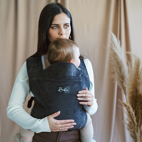 Maman avec son porte-bébé physio ROOKIE Premium en velour côtelé
