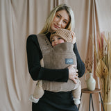 maman avec son porte-bébé en velour côtelé ROOKIE baby