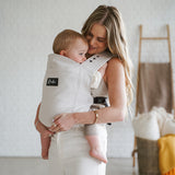 Vue de Face maman portant bébé dans son porte-bébé physiologique Rookie Premium  Beige
