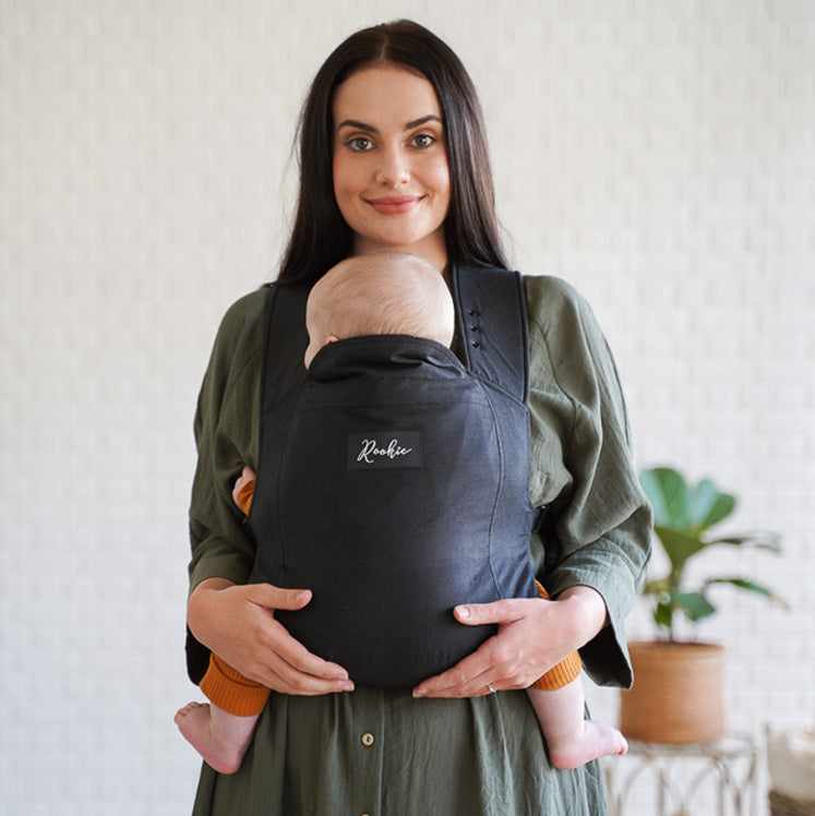 Vue de Face maman portant bébé dans son porte-bébé physiologique Rookie Premium  Noir