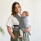 Vue de Face maman portant bébé dans son porte-bébé physiologique Rookie Premium  Gris Chiné