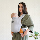 Maman de profil avec son joli porte-bébé phisio en coton et lin bio Rookie Premium  Gris Clair