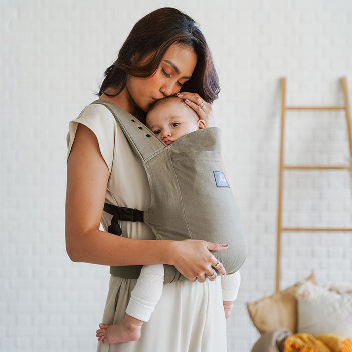 Maman de profil avec son joli porte-bébé physio en coton et lin bio Rookie Premium  Kaki