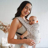 Maman de profil avec son joli porte-bébé physio en coton et lin bio Rookie Premium  Imprimé Leopard Beige