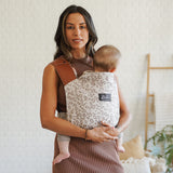 Maman portant bébé dans son porte-bébé physiologique en mode ventral Rookie Revolution - Imprimé Leopard Beige
