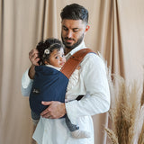 papa et sa fille dans son porte-bébé revolution bleu marine