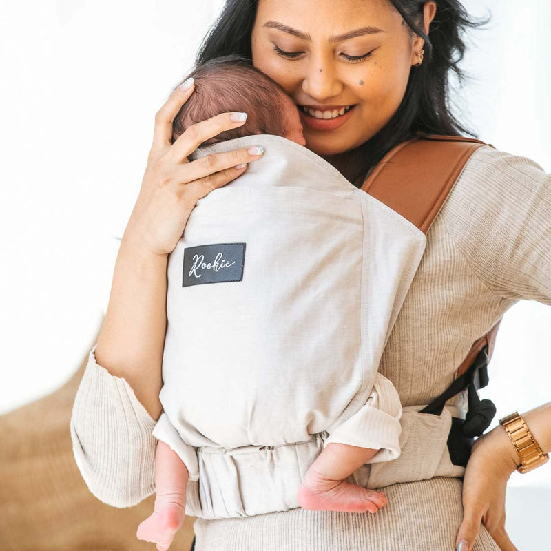 Maman avec son bébé dans son porte-bébé pratique et facile à enfiler Rookie Baby Modèle Revolution Beige