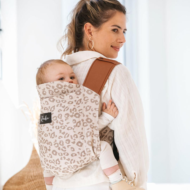 Maman avec son porte-bébé Rookie Revolution en portage dorsal