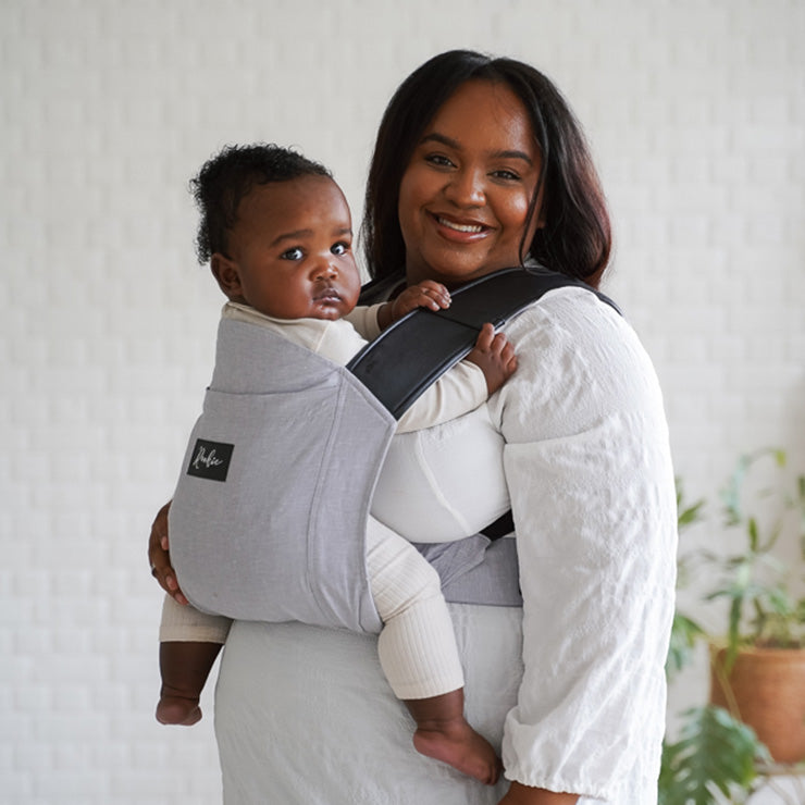Maman portant bébé dans son porte-bébé physiologique en mode ventral Rookie Revolution - Gris/Noir