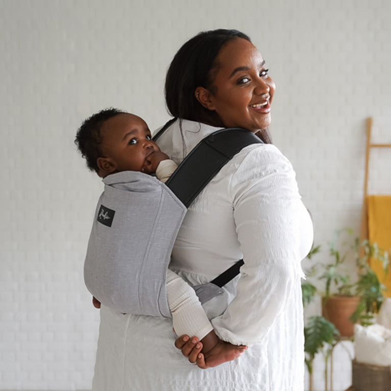 Maman de profil avec son joli porte-bébé dorsal :Rookie Revolution - Gris/Noir