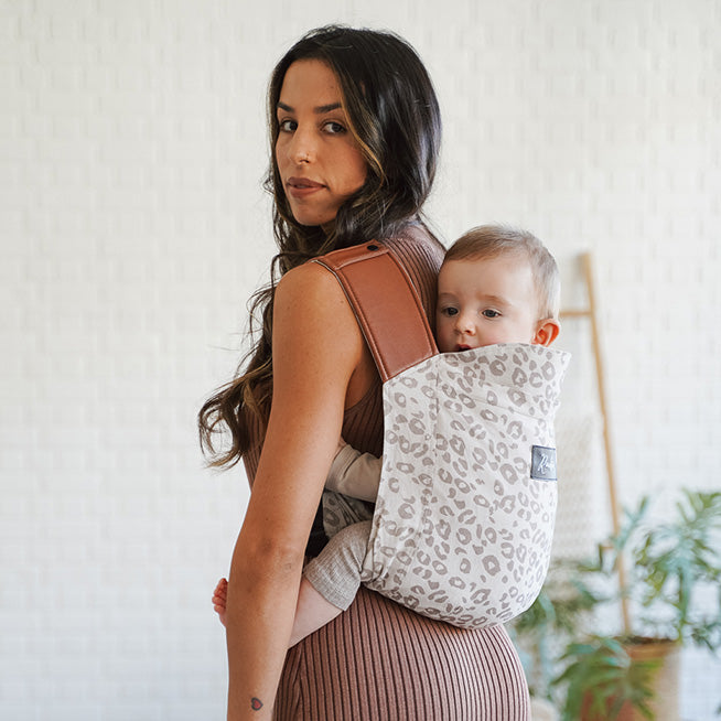 Maman de profil avec son joli porte-bébé dorsal :Rookie Revolution - Imprimé Leopard Beige