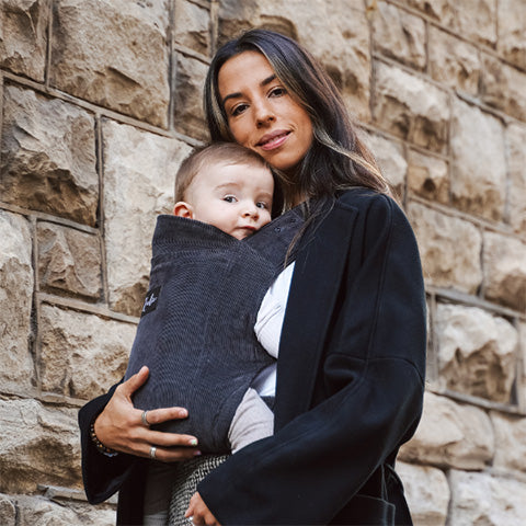 Maman en extérieur portant bébé dans son porte-bébé physio ROOKIE Premium charbon gris anthracite