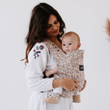 Maman avec son porte-bébé physiologique Rookie Premium Léopard