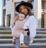 Maman en extérieur avec son joli porte-bébé physio en coton et lin bio Rookie Premium  Latte